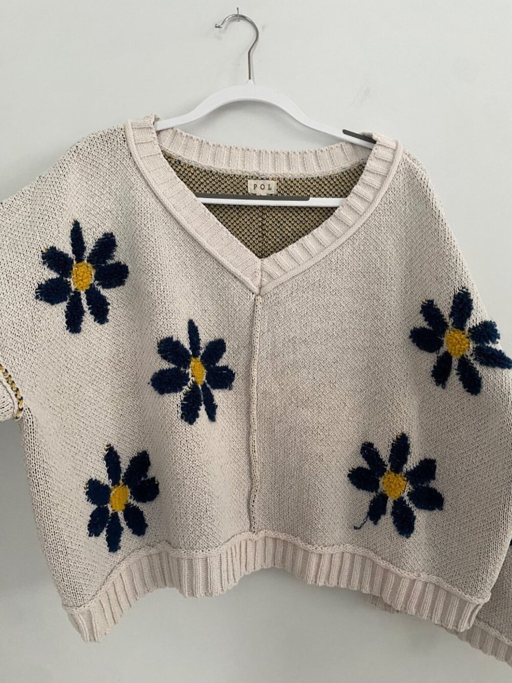 POL Cream Knit Sweater With Blue Daisy Embroidery V-Neck Size L 100% Polyester